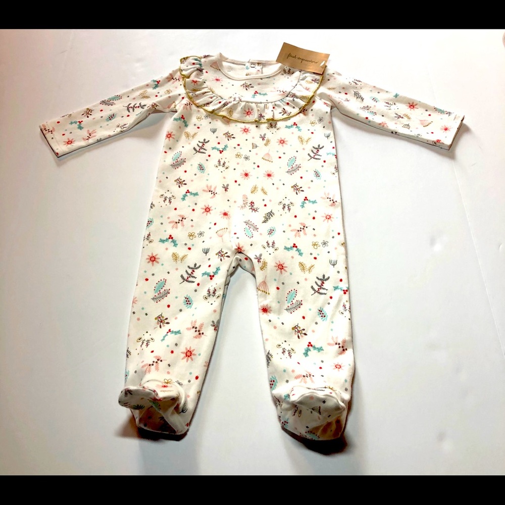 NWT Holiday Footed Ruffled Sleeper Size 6-9 months